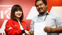Pelaku penyebar hoax foto syur editan Ketua Umum Partai Solidaritas Indonesia (PSI) mendatangi kantor DPP PSI, Jakarta, Senin (19/11/2018).