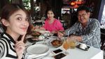 Pesona Cantik Kartika, Adik Sandra Dewi yang Hobi Makan Kue