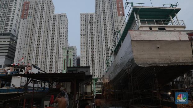 Sejumlah tukang menyelesaikan pekerjaan kapal nelayan di Galangan Kapal Muara Angke, Senin (19/11). Para pekerja ini memulai aktivitasnya sejak pukul 09.00 WIB hingga 19.00 WIB setiap harinya. Galangan Kapal tersebut menjadi tempat perbaikan kapal di Jakarta Utara ditaksir revitalisasi menelan biaya dari puluhan hingga ratusan juta.   Satu kapal angkut barang seberat 350 ton bisa dikerjakan oleh kurang lebih 30 pekerja. (CNBC Indonesia/Muhammad Sabki)