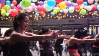 Satu sesi kelas Strong by Zumba biasanya memiliki durasi maksimal 60 menit atau 1 jam. Menurut Umar dalam satu sesi kelas ini juga dapat membakar 1800 kalori melebihi olahraga kardio pada umumnya. Bahkan tidak hanya membakar kalori pada saat sesi berlangsung saja, tetapi juga membakar kalori setelah olahraga ini usai dilakukan.  Jadi tertarik untuk coba Strong by Zumba? (Foto: Kireina/detikHealth)
