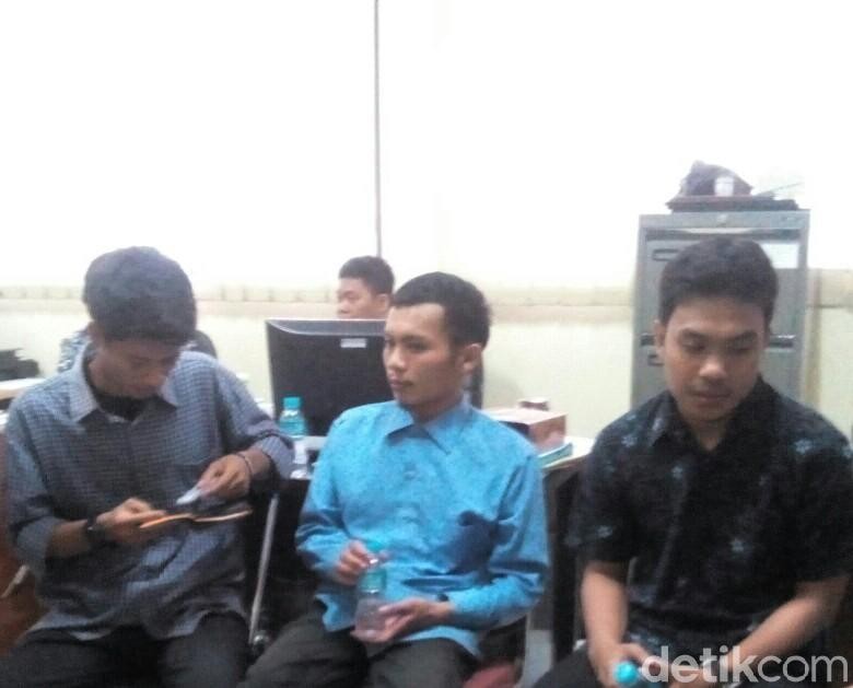 Mahasiswa yang Teriak di Depan Jokowi Ingin Bentangkan Poster Ini Mahasiswa yang Teriak di Depan Jokowi Ingin Bentangkan Poster Ini