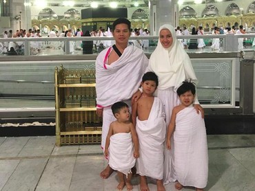 9 Potret Seru Keluarga Ratna Galih, Ibu Awet Muda Beranak Tiga 9 Potret Seru Keluarga Ratna Galih, Ibu Awet Muda Beranak Tiga
