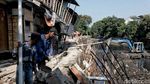 Penampakan Rumah Warga yang Ambles di Bantaran Ciliwung