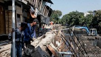 Proses pengerukan kali itu diketahui telah dilakukan sejak Oktober lalu. Namun, menurut Mumu, tanah ambles itu bukan yang pertama kali terjadi di wilayahnya tersebut.