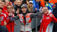 Sampai akhir Dovizioso tak melakukan kesalahan dan naik podium teratas. Sampai akhir Dovizioso tak melakukan kesalahan dan naik podium teratas.