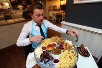 Siapa Sanggup Habiskan Steak, Burger hingga Milkshake Jumbo Ini?