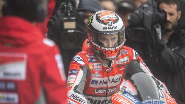 VALENCIA, SPAIN - NOVEMBER 18:  Jorge Lorenzo of Spain and Ducati Team  starts from box the MotoGP race during the MotoGP Of Valencia - Race at Ricardo Tormo Circuit on November 18, 2018 in Valencia, Spain.  (Photo by Mirco Lazzari gp/Getty Images)