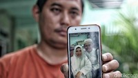 Adik almarhum Dufi, Doni menunjukkan foto momen kebersamaan Dufi bersama keluarga.