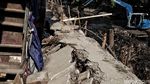 Penampakan Rumah Warga yang Ambles di Bantaran Ciliwung