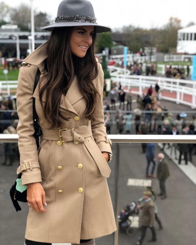 Jade Holland Cooper sering memperlihatkan gaya hidup mewahnya di Instagram. Hal tersebut tampaknya bikin kesal bibi Jade yang menulis komentar Beberapa dari kami tahu kebenaran tentang kamu, keluargamu, dan uang. Tolong jangan kira kami bodoh!, tulis sang bibi dalam salah satu unggahan Jade. Foto: Instagram @jadehollandcopper