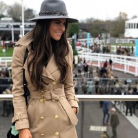 Jade Holland Cooper sering memperlihatkan gaya hidup mewahnya di Instagram. Hal tersebut tampaknya bikin kesal bibi Jade yang menulis komentar Beberapa dari kami tahu kebenaran tentang kamu, keluargamu, dan uang. Tolong jangan kira kami bodoh!, tulis sang bibi dalam salah satu unggahan Jade. Foto: Instagram @jadehollandcopper