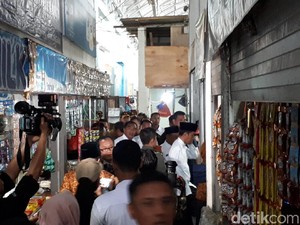 Jokowi Sidak Pasar Sidoharjo Lamongan, Iriana Beli Telur Asin