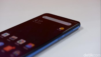 Sisi kanan terdapat tombol power dan pengaturan volume. Foto: Adi Fida Rahman/detikINET