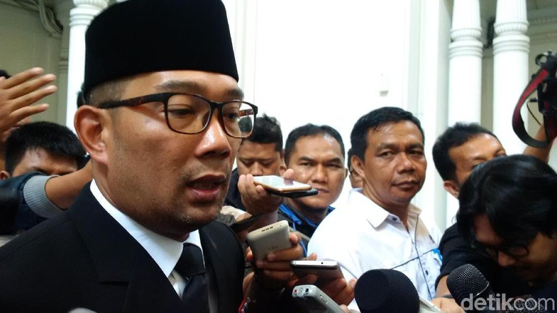 Ridwan Kamil Kaji Usulan Kenaikkan UMK 20 Persen Ridwan Kamil Kaji Usulan Kenaikkan UMK 20 Persen