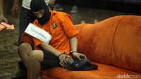 Haris lalu melarikan diri dengan membawa uang dan mobil yang ada di lokasi kejadian.