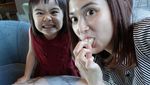 Pesona Cantik Kartika, Adik Sandra Dewi yang Hobi Makan Kue