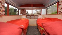 Untuk kamar anak, temanya pemadam kebakaran juga. Anak-anak yang bercita-cita jadi pemadam kebakaran pasti betah menginap di sini. (holidaycottages.co.uk)