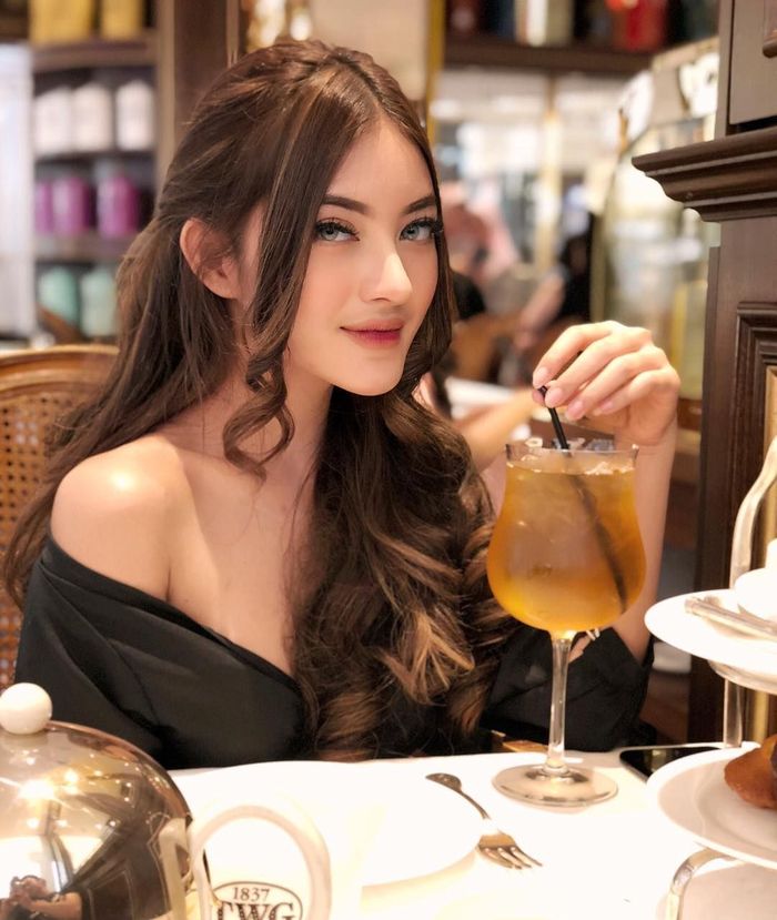 Pose Kulineran Tanaya Alyssia, Selebgram Seksi Teman Dekat Al Ghazali