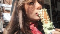  Melted matcha ice cream, tulis Tanaya pada postingan foto ini. Ia juga mencantumkan lokasi salah satu toko gelato yang populer di Yogyakarta.  Foto: instagram @tanayalyssia