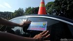 Parkir Sembarangan, Ban Mobil Mewah Ini Dikempesin