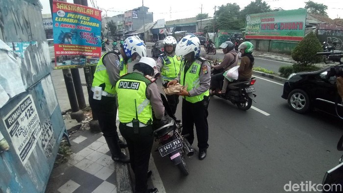 Polisi temukan 2 kg ganja di jok pengendara saat razia di Depok.