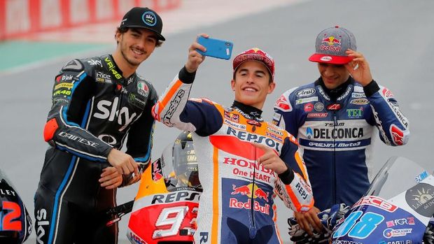 Juara dunia Moto2 Francesco Bagnaia (kiri) akan bersaing dengan Marc Marquez dalam MotoGP 2019.