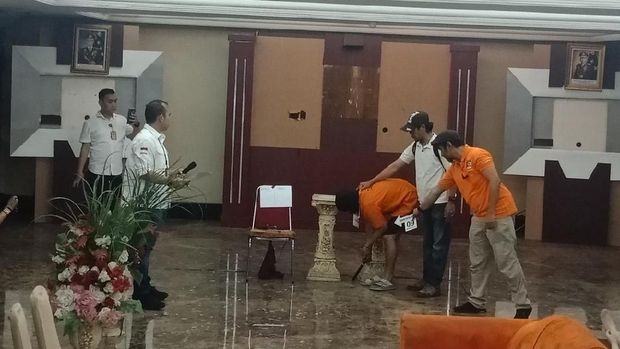 Haris seharusnya memperagakan 57 adegan.