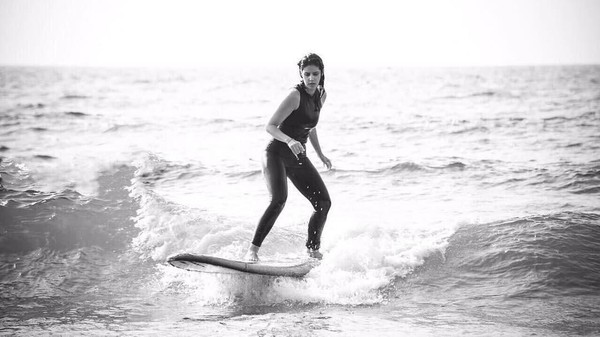 Tak cuma suka pantai saja, Kat juga jago surfing. Agak bertolak belakang dengan kesehariannya sebagai praktisi dunia teknologi dan penggiat dunia start up di Filipina. (Instagram/@katramnani) Tak cuma suka pantai saja, Kat juga jago surfing. Agak bertolak belakang dengan kesehariannya sebagai praktisi dunia teknologi dan penggiat dunia start up di Filipina. (Instagram/@katramnani)