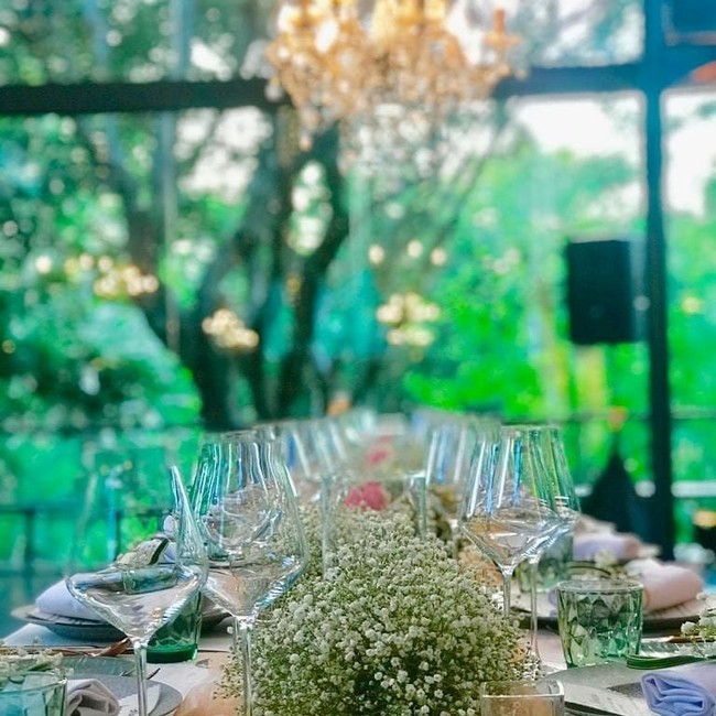 Dekorasi table setting sederhana namun manis dengan bunga putih babys breath dan sedikit sentuhan warna pink cantik di tengahnya. Foto: Instagram/@balibanquetservice