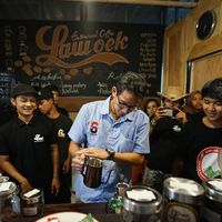 Kunjungi Jawa Tengah, Sandiaga Uno Blusukan ke Pasar hingga Minum Jamu