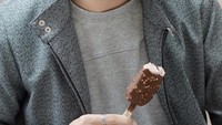 Meski bertubuh tegap, aktor berkebangsaan Indonesia ini juga menyukai es krim. Duh, gayanya nyaingin manisnya es krim tangkai yang ia pegang nih.  Foto: Instagram omardaniel_