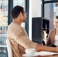 Bersosialisasi Pastikan pula jika Anda tetap bisa refreshing. Tak ada salahnya menggunakan waktu jam makan siang untuk membuka media sosial dan bersosialisasi dengan rekan. Bersosialisasi juga penting untuk perkembangan karier Anda. Foto: iStock