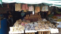 Beberapa oleh-oleh seperti kerupuk mlarat, rambak, atau intip bisa ditemukan di berbagai toko (Sudirman/detikTravel)
