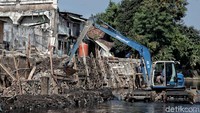 Hal itu diketahui terjadi karena fondasi yang dibangun untuk perbaikan kali kurang kuat. Sehingga saat proses pengerukan kali tengah berlangsung, tanah di pinggir Kali Ciliwung ambles karena tak mampu ditopang oleh fondasi yang ada.