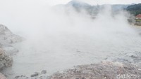Di Kawah Sikidang terdapat satu kawah besar dengan suhu 80-90 derajat celcius. Selain itu juga terdapat kawah-kawah kecil di sekitarnya. (Uje Hartono/detikTravel)