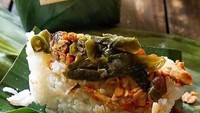 Pilihan lauk umumnya teri, telor, ayam, udang  dilengkapi sedikit sayur dan sambal. Sedap! Foto : Instagram @wakmoer