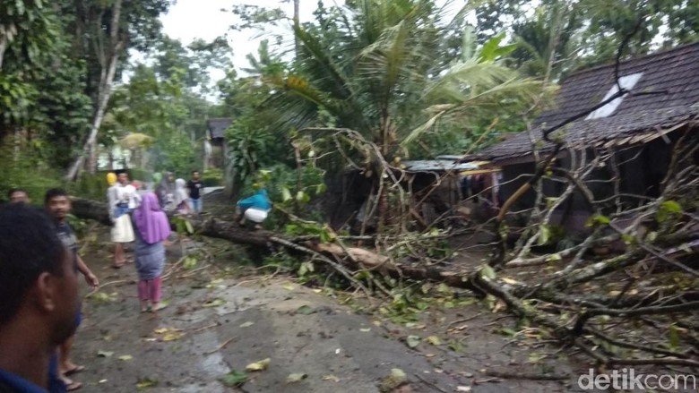 Puting Beliung Terjang Magetan, BPBD: 15 Bangunan Rusak Puting Beliung Terjang Magetan, BPBD: 15 Bangunan Rusak