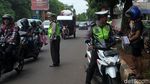 Petugas Gabungan Gelar Razia Pengesahan STNK di Kalibata