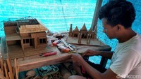 Yoyo bersama temannya Yuda Warisman kemudian mengumpulkan bambu dan akar pohon untuk dibuat kerajinan tangan tersebut. Kemudian, Yoyo mulai memanfaatkan limbah bambu yang ada di sekitar wilayahnya, alasannya sederhana karena menurut Yoyo limbah bambu di wilayahnya cukup melimpah karena banyak pohon bambu. Terutama bambu di sekitar Sungai Cireong, banyak bahan dari sisa yang ditebang. Di sisi lain, penggunaan limbah bambu mampu menekan biaya produksi miniatur yang dibuatnya.