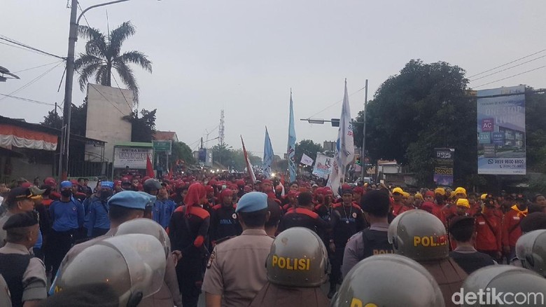 Massa Buruh Bubar, Jl Arteri Serang-Jakarta Kembali Dibuka Massa Buruh Bubar, Jl Arteri Serang-Jakarta Kembali Dibuka