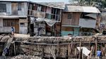 Penampakan Rumah Warga yang Ambles di Bantaran Ciliwung