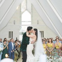 Dekorasi nampak sederhana. Tanpa perlu banyak bunga di berbagai sisi ruangan, hanya dominasi bunga kecil babys breath justru terlihat manis dan intim. Foto: Instagram/Christian Bautista. Foto: Patdy