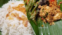 Lauknya komplet dengan rasa pedas dan gurih. Konon kata ‘perang’ menunjukkan rasa yang berperang dalam nasi ini. Foto : Instagram @nyantapnyantap