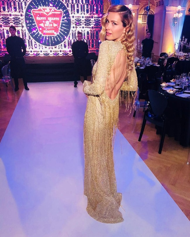 Tsunami menerjang dan memisahkan Petra dan Simon. Beruntung ketika itu Petra bisa menyelamatkan diri dengan berpegangan pada sebuah pohon palem selama delapan jam. Sayangnya, Petra baru bisa menemukan Simon berminggu-minggu setelahnya dalam keadaan sudah tak bernyawa. Foto: Instagram @pnemcova