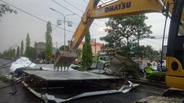 Diterjang Angin Kencang, Papan Reklame Ambruk dan Tutup Lajur