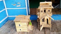 Harga yang dipasarkan oleh Yuda dan Yoyo untuk sebuah miniatur rumah itu pun disesuaikan dengan kerumitan dan ukurannya. Untuk sebuah miniatur rumah dengan ukuran yang kecil harga yang dipasarkan berkisar Rp 100 ribu. Untuk miniatur yang besar harga yang dipasarkan berkisar Rp 250 ribu hingga Rp 300 ribu tergantung kerumitannya.