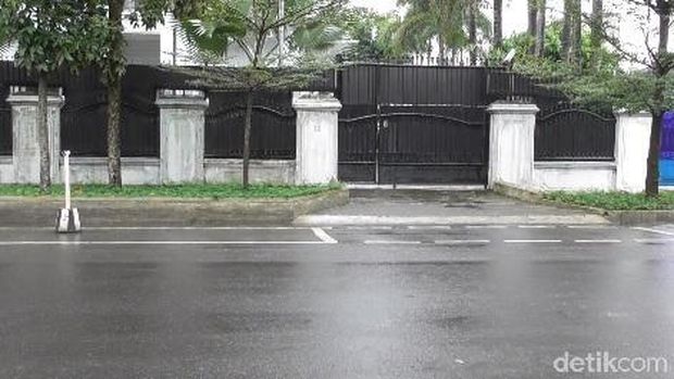 Rumah Mewah Bupati Pakpak Bharat Sepi, Mobilnya Disegel KPK