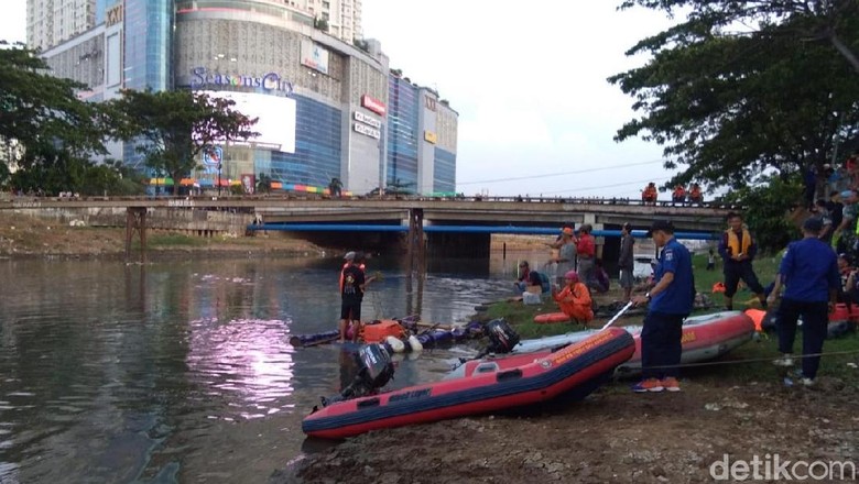 Bocah 12 Tahun Tenggelam di Kali Angke Jakarta Barat Bocah 12 Tahun Tenggelam di Kali Angke Jakarta Barat