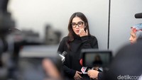 Ussy pun mengaku sakit hati saat netizen melontarkan bully-an kepada kedua putrinya itu. Pool/Noel/detikFoto.