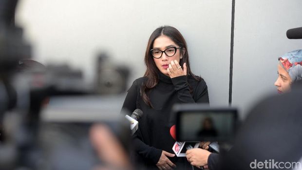 Nostalgia Ussy Sulistiawaty dengan Sang Bunda yang Tak Lekang Waktu